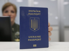 Россиянка в Одессе украла украинский паспорт и вклеила в него свою фотографию