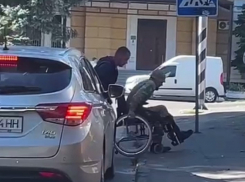 В Одессе инвалид-колясочник не смог въехать на тротуар и чуть не попал под машину