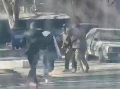 В сети завирусилось видео, как двое мужчин помешали мобилизовать их знакомого в Одессе