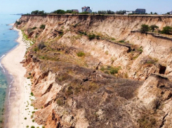 Одесса уходит под воду: мощный оползень подошел к жилым домам на побережье