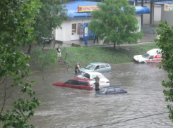Под Одессой спасатели вытащили из воды машину с людьми