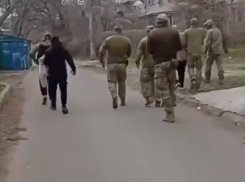 В Одессе военкомы мобилизовали мужчину на глазах рыдающего сына - видео 