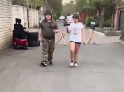 В Одессе дети построили блокпост и собирают с прохожих дань для ВСУ