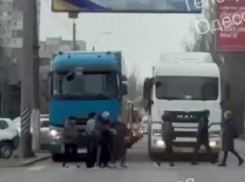 В Одессе люди перекрыли дорогу из-за отключения света в течение недели – видео 