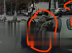 Четверо неизвестных избили одесского военкома, прокатившегося на двери автомобиля