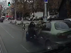 Одессит прокатил военкома на двери авто и попал на видео