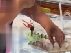 В Одессе пенсионерка научилась выбирать свежие яйца в магазине с помощью магии