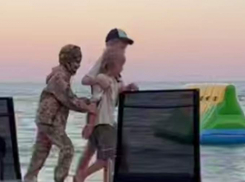 В Одессе дети на пляже разыграли сцену насильственной мобилизации