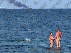 В Одессе туристы устроили голую фотосессию на фоне горящего сухогруза