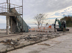 Новости Одессы: депутат-извращенец решил застроить побережье высотками, мужчина убил и изнасиловал школьницу, военкома прокатили на дверце машины и избили.