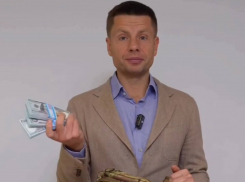 Одесский нардеп Гончаренко показал содержимое рюкзака украинского военкома