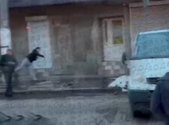 В Одессе жители забросали камнями автомобиль ТЦК и взяли сотрудника в заложники