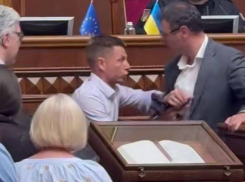 Нардеп из Одессы Гончаренко подрался с коллегой за трибуну в Верховной Раде