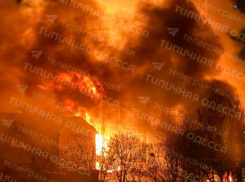 Появились кадры масштабного пожара в Одессе после атаки ударных беспилотников