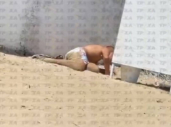 Мужчина подглядывал в женские раздевалки на пляже в Одессе - видео