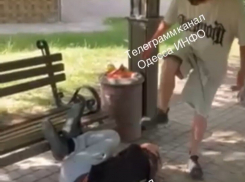 В Одессе подросток бил ногами и таскал за волосы мальчика младше себя, невзирая на слезы