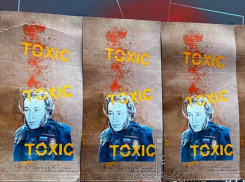 «Токсик»: защитный саркофаг памятника Пушкину в Одессе осквернили иллюстрациями местного художника