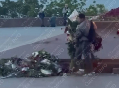 В Одессе подростки собрали возложенные на памятник цветы в кучу и прыгали на них
