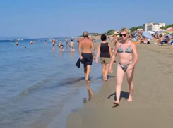 В Сети разлетелось видео парнишки, прогуливающегося по одесскому пляжу в бикини