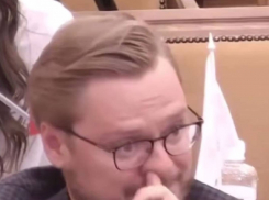 «Ковыряет в носу на наши налоги»: депутата из Одессы застукали за непотребством