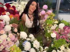 Подавшая на развод с Джиганом Самойлова показала букет от тайного поклонника