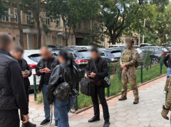 Инвалидность за 8500 долларов: одесситку заподозрили в организации побега мужчин из Украины