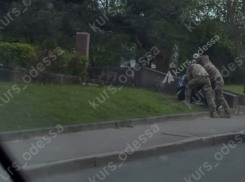 В Одессе дети напали на сотрудников ТЦК, защищая прохожего