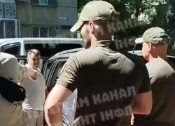 В Одессе пятеро военкомов заблокировали мужчину в машине, угрожая мобилизацией