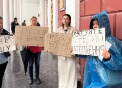 Жители вышли на акцию протеста к мэрии Одессы