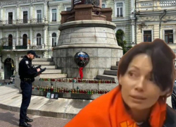 Постамент в Одессе триколором разрисовала активистка, вывешивавшая флаг России