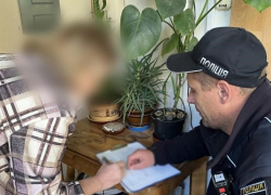 Одесситку, чья собака помочилась на портрет военного, могут посадить за решетку