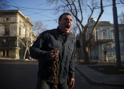 В Одессе мужчина избил сотрудников ТЦК цепью - видео