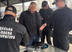 В Одессе таможенный инспектор брал взятки с бизнеса за экспорт одежды в Молдову