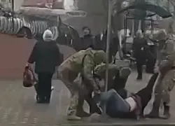 В Одессе прохожие помогли мужчинам выбраться из микроавтобуса ТЦК
