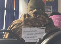 В Одессе военный ходит с надписью на спине о том, что он не ТЦКшник