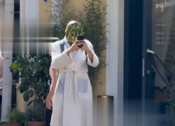 Человек-арбуз в халате шокировал жителей Одессы – видео