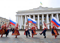 Матушка земля: русский хит гремел на всю площадь перед мэрией в Одесской области