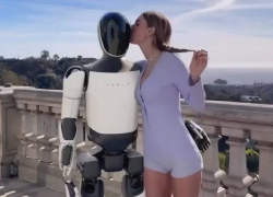 Олигарх из Одессы помог Маску найти порно-модель для рекламы киборгов Tesla