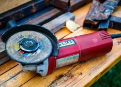 В Одессе мужчина попытался отпилить себе руку болгаркой чтобы избежать мобилизации