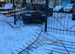 Водитель протаранил забор лицея в Одессе, ему стало плохо за рулем 