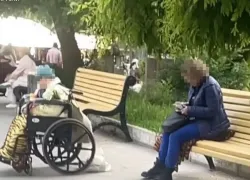 В Одессе женщина использовала 96-летнюю мать с деменцией для попрошайничества
