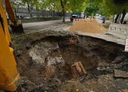 Одесса провалилась под землю на улице Дидрихсона: коммунальщики вытаскивают из ямы технику