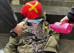 Одесские вандалы бросили куклу с серпом на голове у мэрии в День Победы