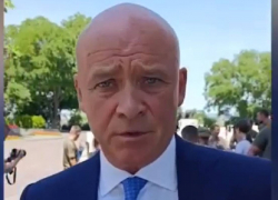 Офицер ВСУ создал петицию с призывом Зеленского лишить гражданства мэра Одессы