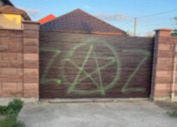 В Одессе мужчина нарисовал на заборе соседа российскую и советскую символику