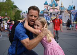 Блогер из Одессы: беженка из Украины продала 9-летнюю дочь педофилу в Диснейленде