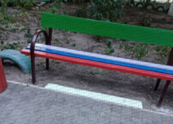 В Одессе кто-то покрасил лавку в цвета российского триколора  