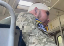 ВСУшник оскорблял гражданских и угрожал им в одесском трамвае