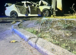 В Одессе легковушка врезалась в дерево: пассажир погиб, водитель в больнице