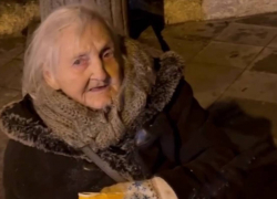 Одесситка посадила мать на цепь и заставила побираться на улице
